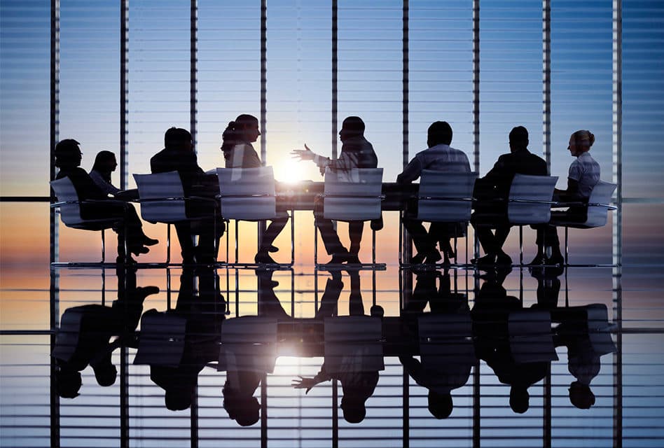 Equipo analizando soluciones tecnológicas